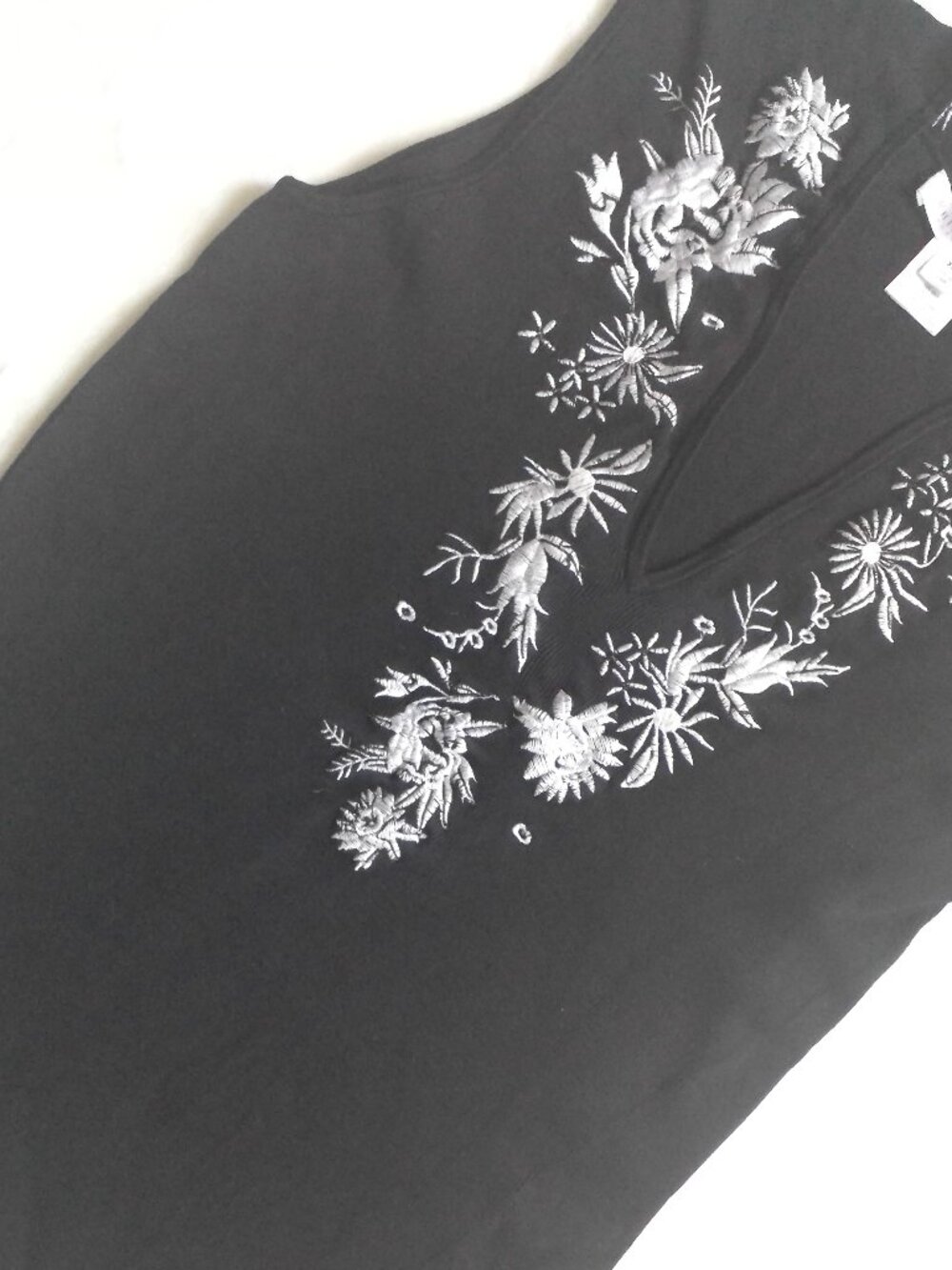 WHBM FLOWER EMBROIDERED DARK NAVY TOP SIZE SMALL